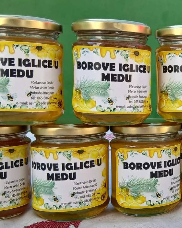 Tegle s borovim iglicama u medu